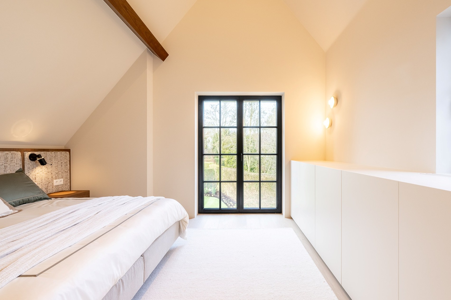 Luxueus gerenoveerde koppelvilla met zwembad in de Noordzeelaan te Knokke. 