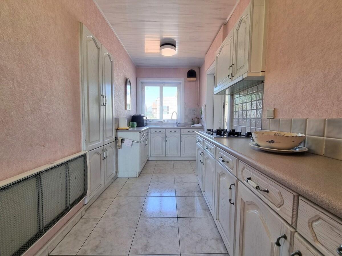 Halfopen woning met oprit, garage en grote tuin te Oudenburg 