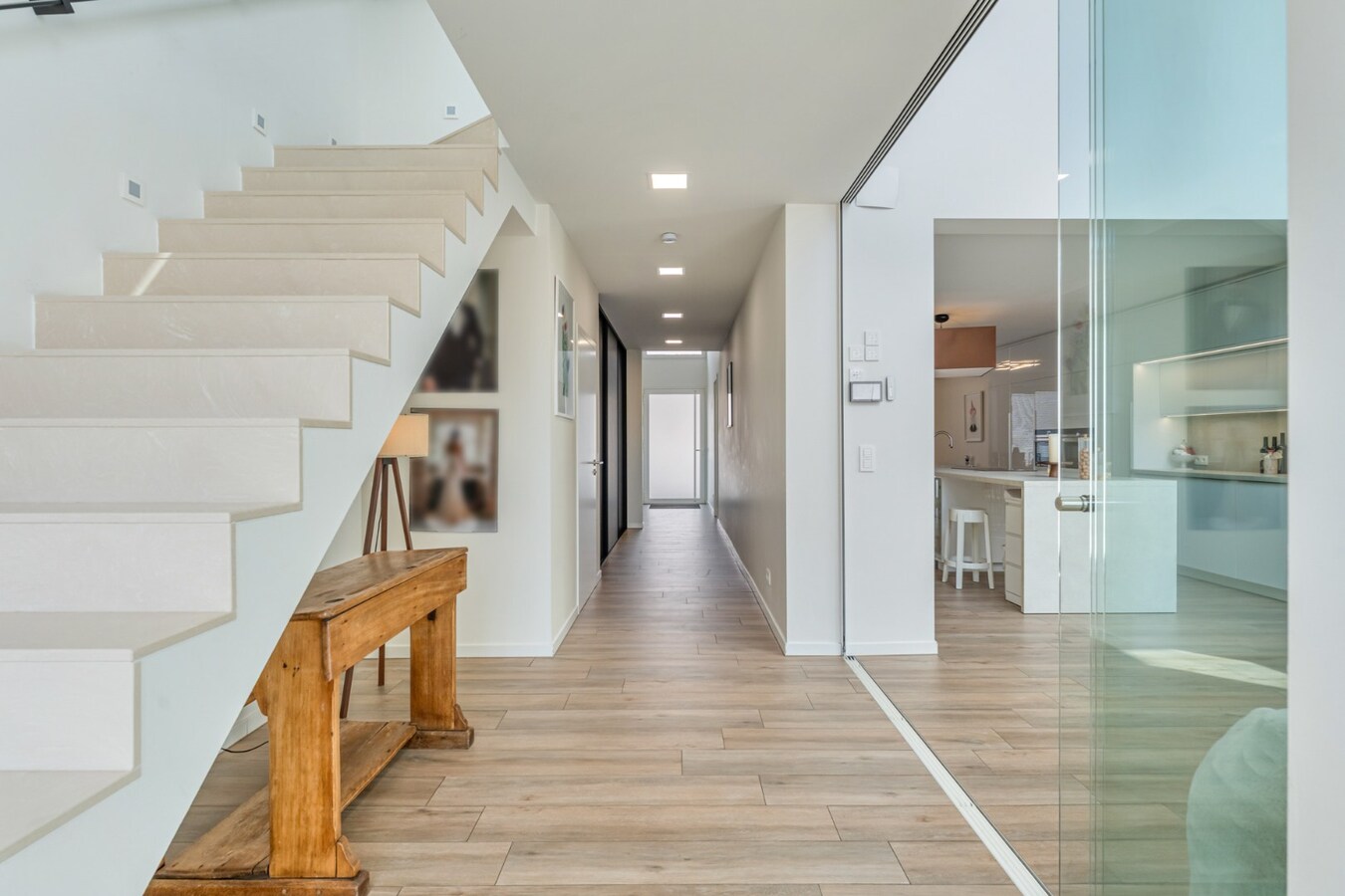 Unieke, hoogwaardig afgewerkte stadswoning op een ruim perceel mét ruime garage bereikbaar langs de achterzijde! 
