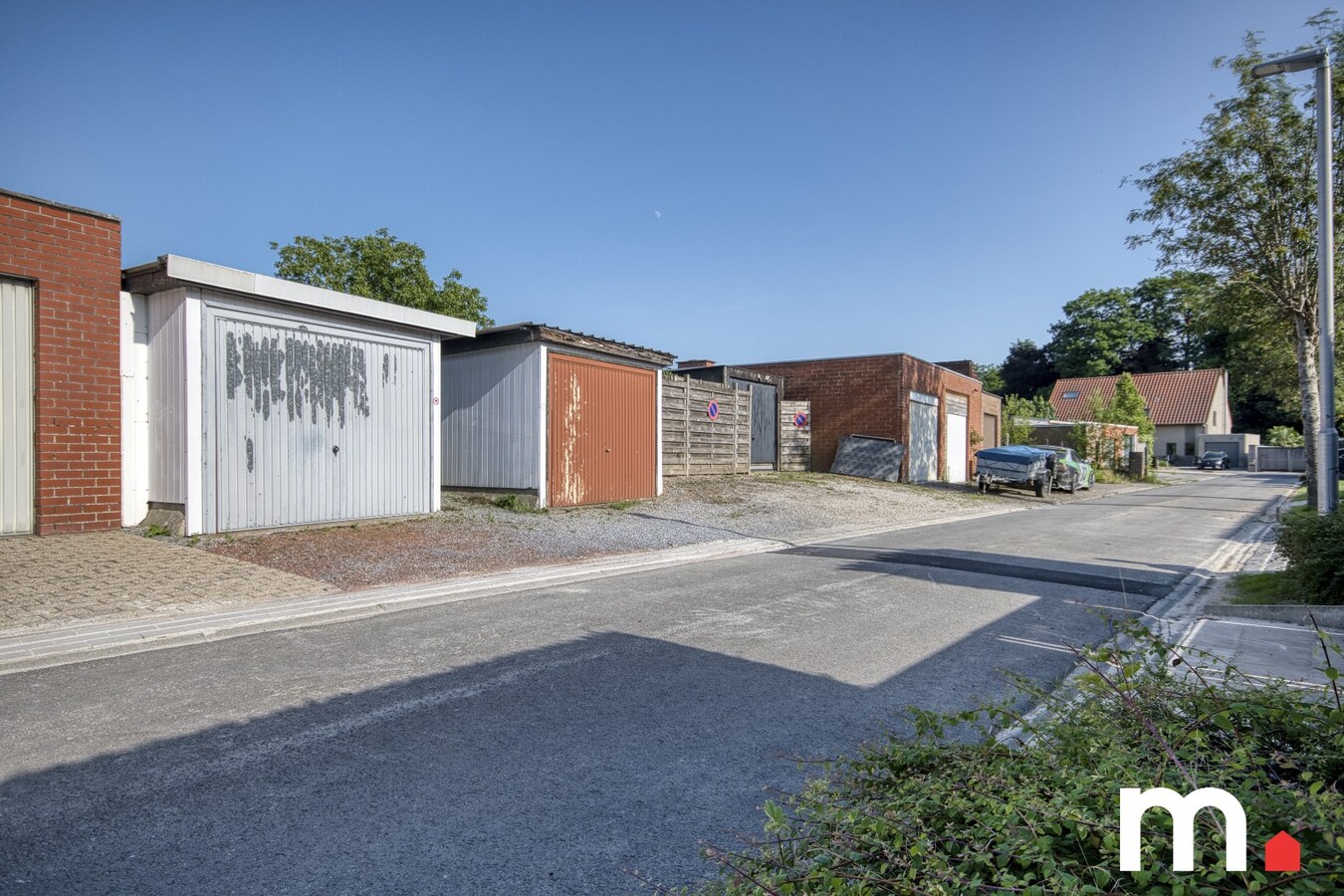 Instapklare woning te Ingelmunster met garage en uitweg achteraan! 