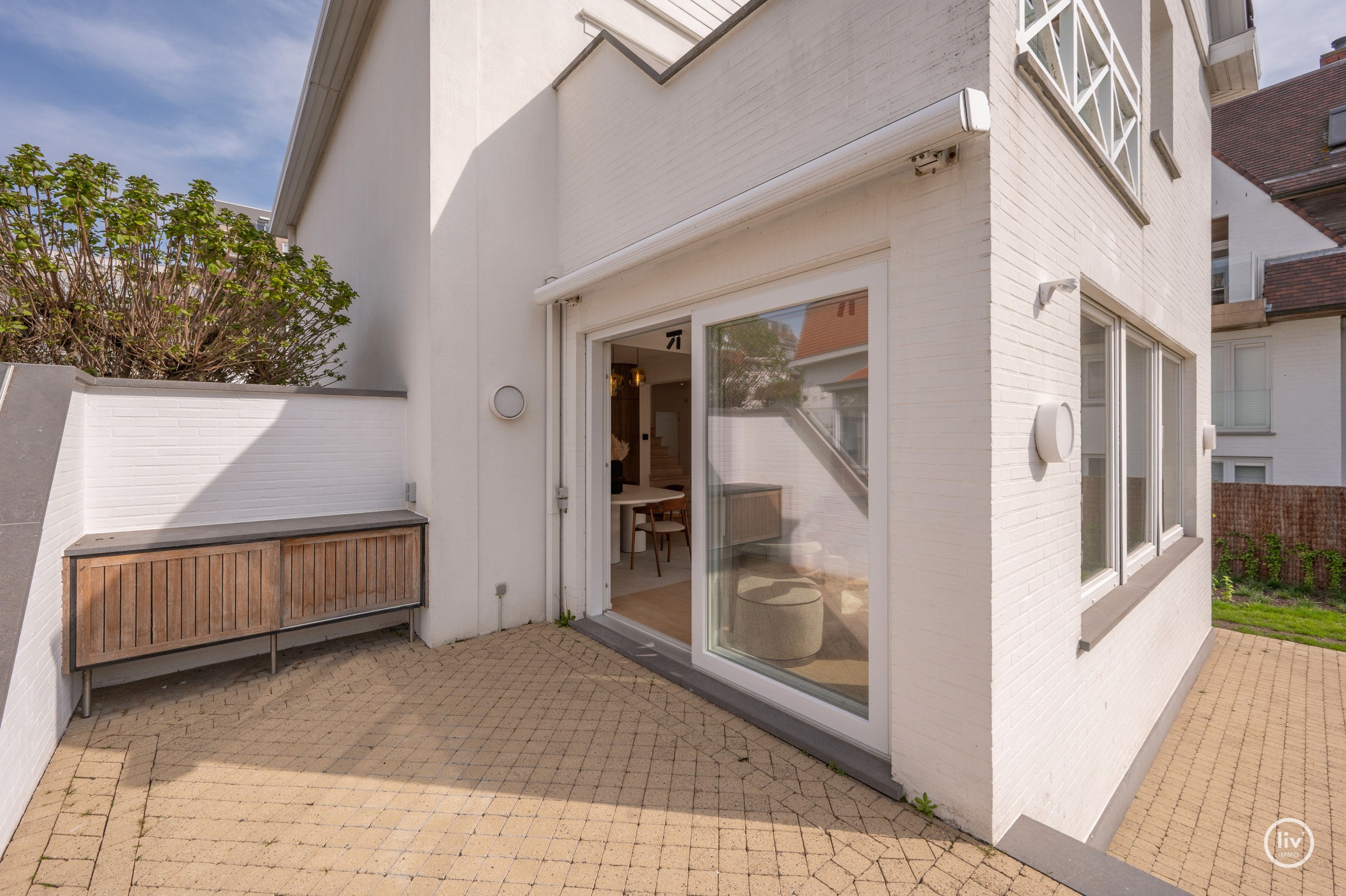 Exclusief gerenoveerde villa op een absolute toplocatie in de Jozef Nellenslaan te Knokke. 