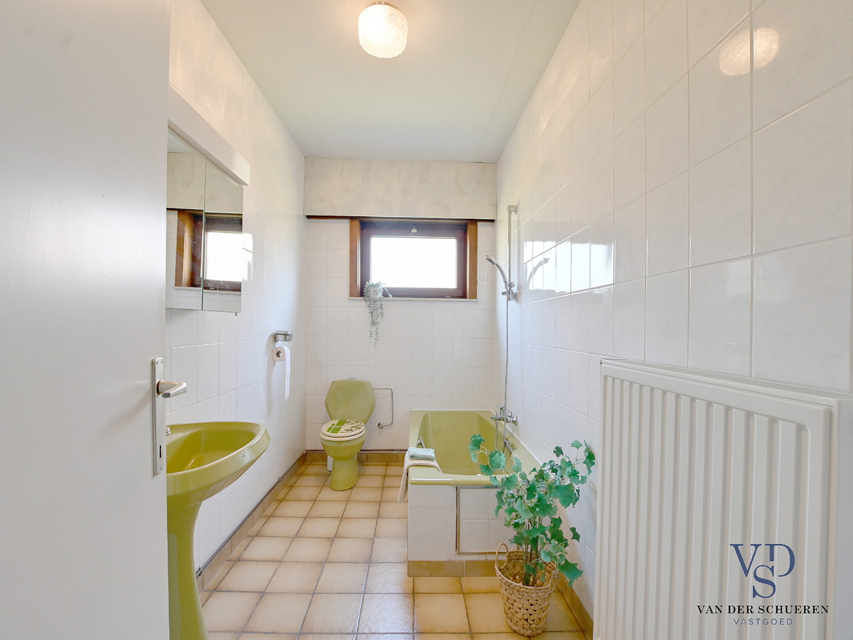 Bungalowwoning met mogelijkheden op een uniek perceel te Dikkelvenne. 