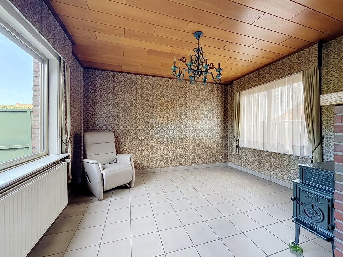 Ruime sixties villa met vergunde loodsen (350m²) te Vlierzele 