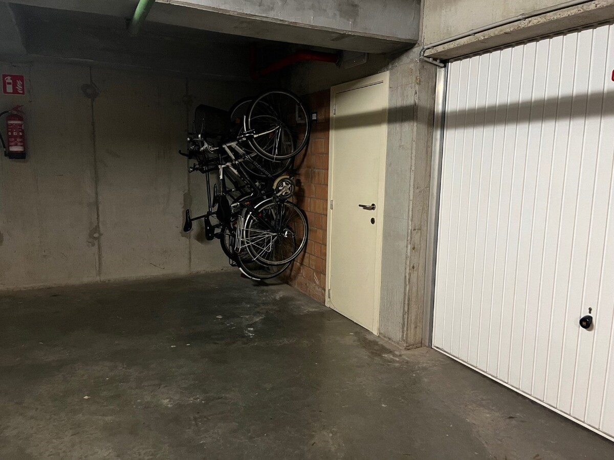 Comfortabel, recent appartement met terras nabij de Zeedijk, aan tramhalte gelegen 