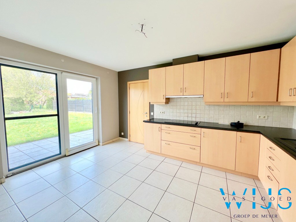 Open bebouwing met zonnige tuin, 3 slaapkamers en garage te Kluizen ! 