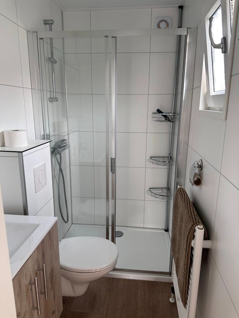 Ontsnap aan de dagelijkse hectiek en geniet van een welverdiende vakantie in deze charmante chalet (nr. 245), te koop aangeboden op park Duinzicht in Koudekerke! 