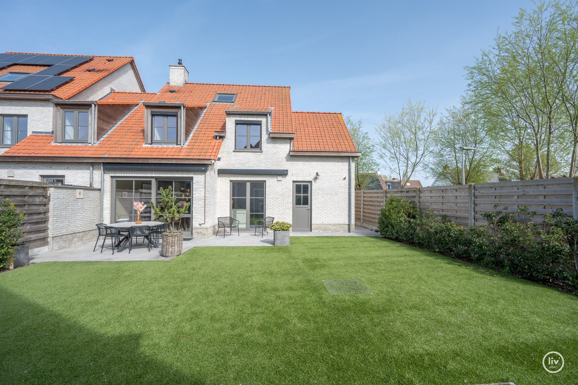 Prachtige halfopen woning met 5 slaapkamers en mooie tuin gelegen in Knokke. 