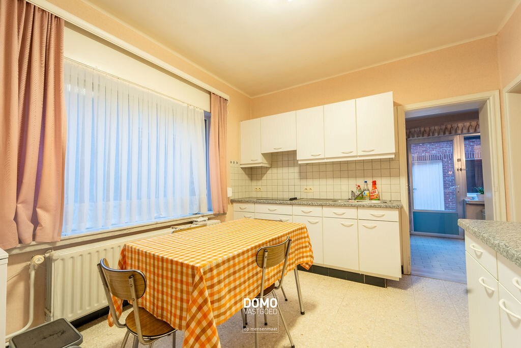 Halfopen bebouwing met grote tuin en 3 slaapkamers 