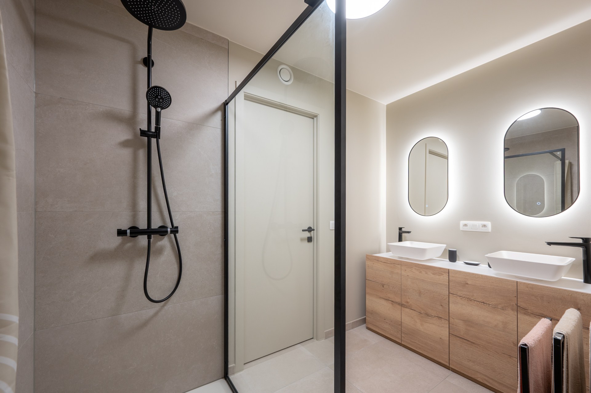 Cet appartement en duplex lumineux est situé à Duinenwater, combinant un agencement pratique avec des espaces extérieurs agréables et un emplacement calme au bord de l'eau. 