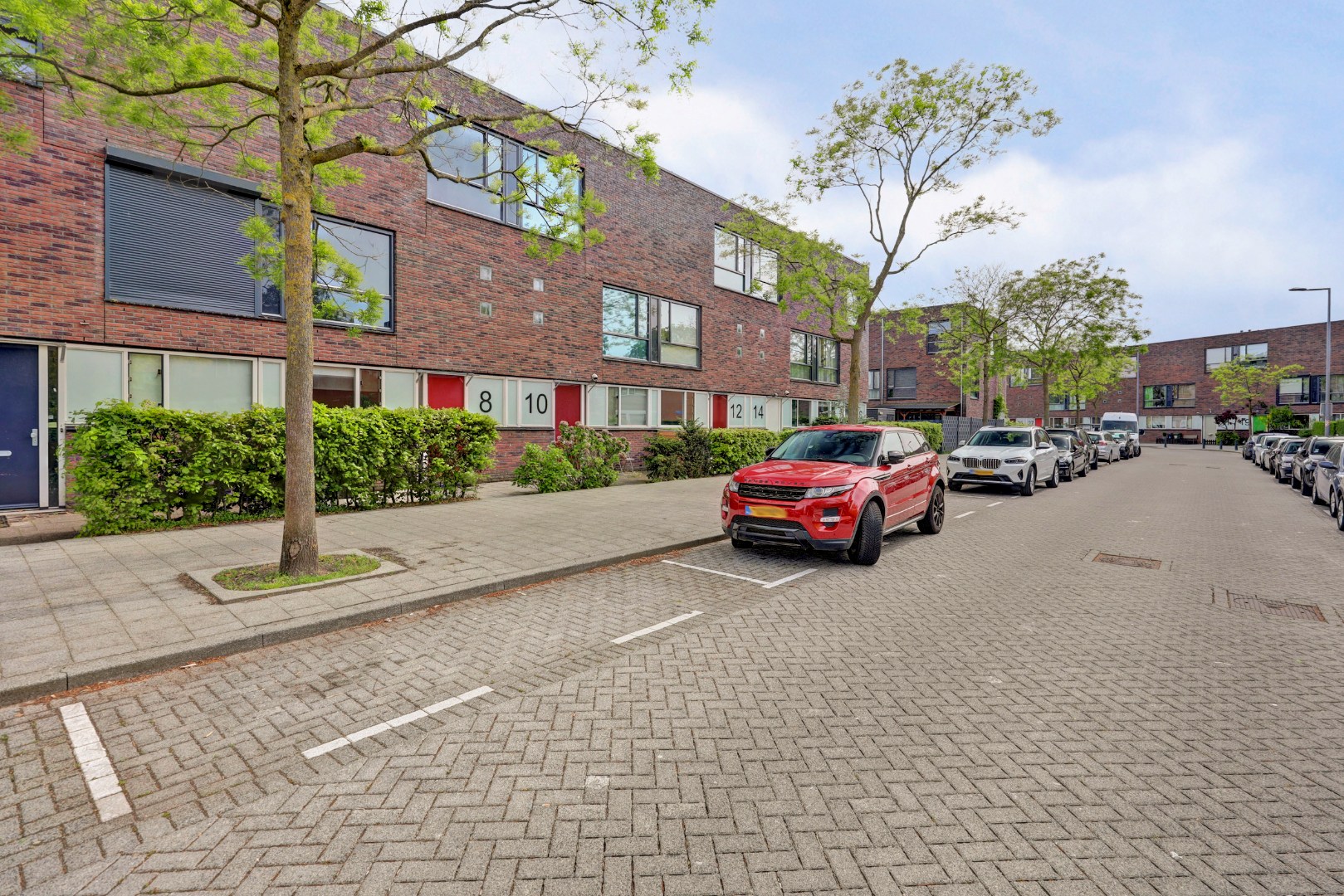 Goed onderhouden 4-kamer eengezinswoning met 3 goede slaapkamers (optie tot creëren 4e slaapkamer), ruime badkamer, onderhoudsvriendelijke tuin en gelegen op eigen grond! 