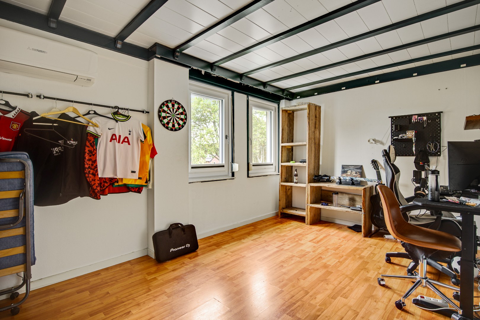 Ruime Tussenwoning in Weert met 4 Slaapkamers, 2 Badkamers, Tuin op het Noordwesten en 2 Parkeerplaatsen - Bouwjaar 1981, 132m² Woonoppervlak 