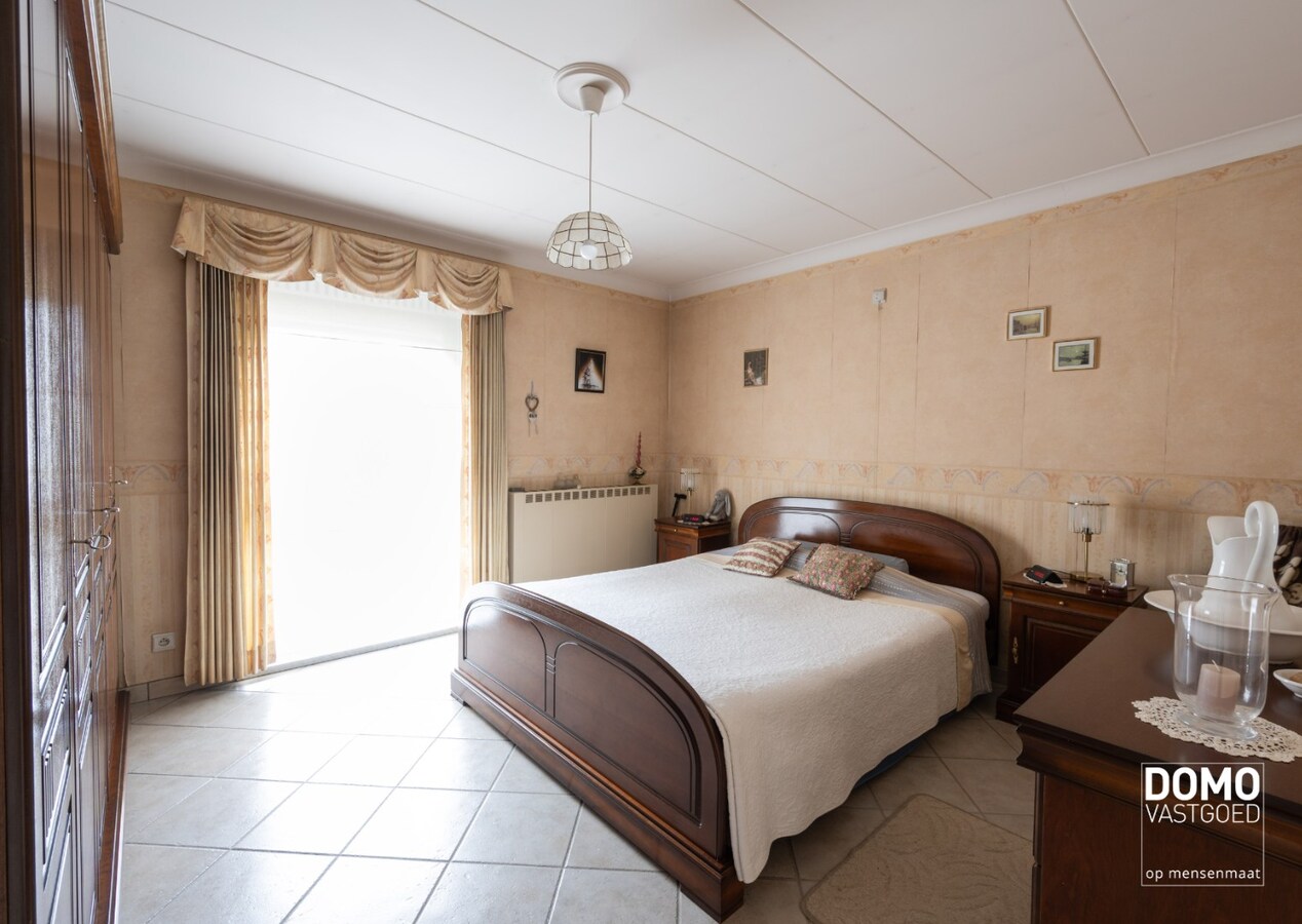 DEELS GERENOVEERDE WONING MET 3 SLAAPKAMERS, GARAGE EN RUIME TUIN TE KOOP IN KERMT 