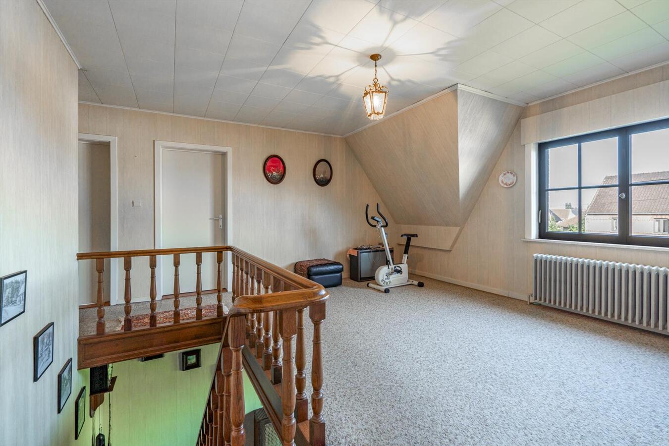 Grote woning met 6 slaapkamers en atelier op 2645 m² te Koekelare 