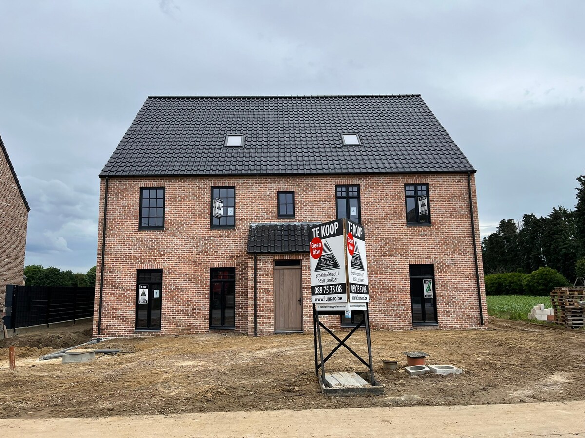 Nieuw gelijkvloers appartement met terras en tuintje 