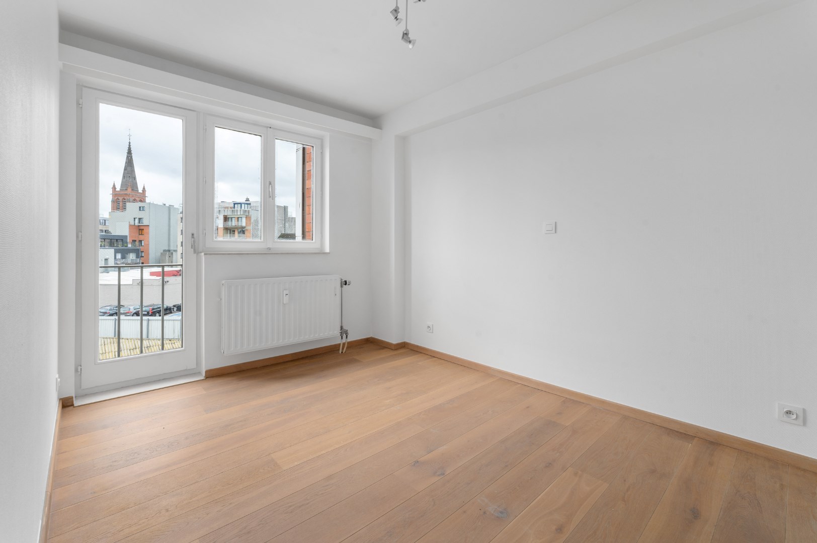 GERENOVEERD 2 SLP. APP. GELEGEN NABIJ PETIT PARIS EN LEOPOLD I PLEIN 