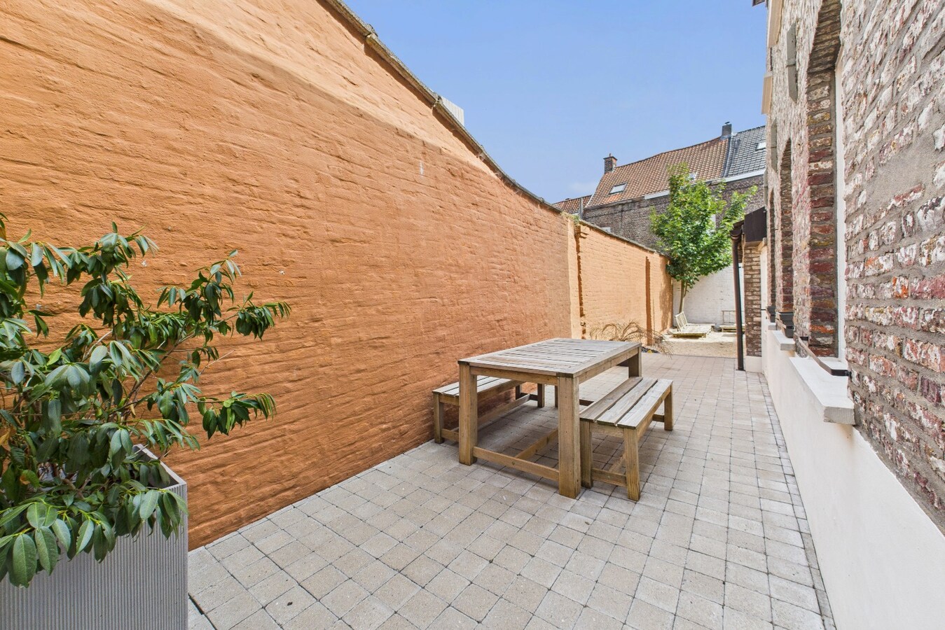 Charmant en volledig gerenoveerd herenhuis met stadstuin nabij het centrum ! 