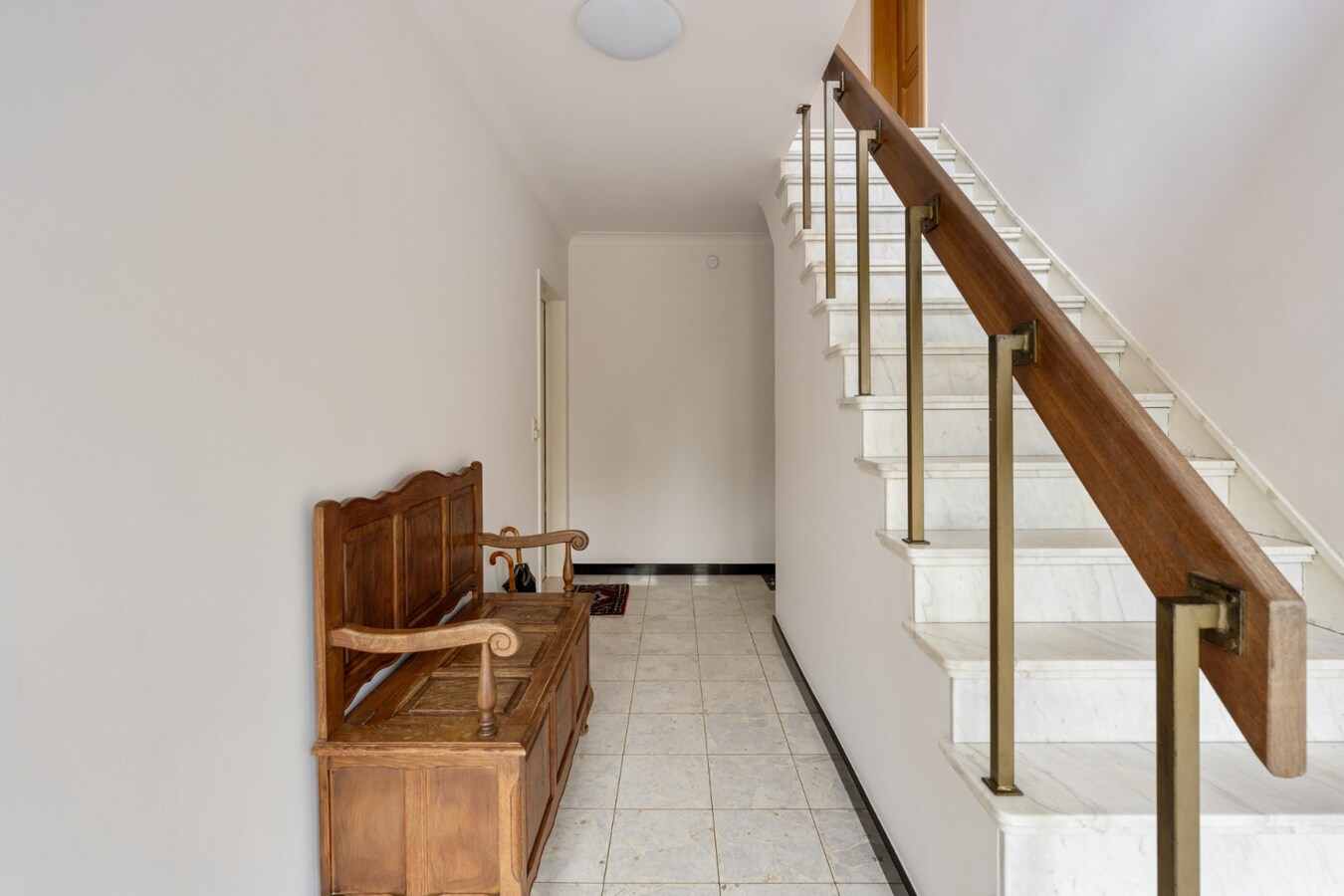 Gelijkvloers, degelijk appartement met 2 slaapkamers, ruim terras, carport en garage. 