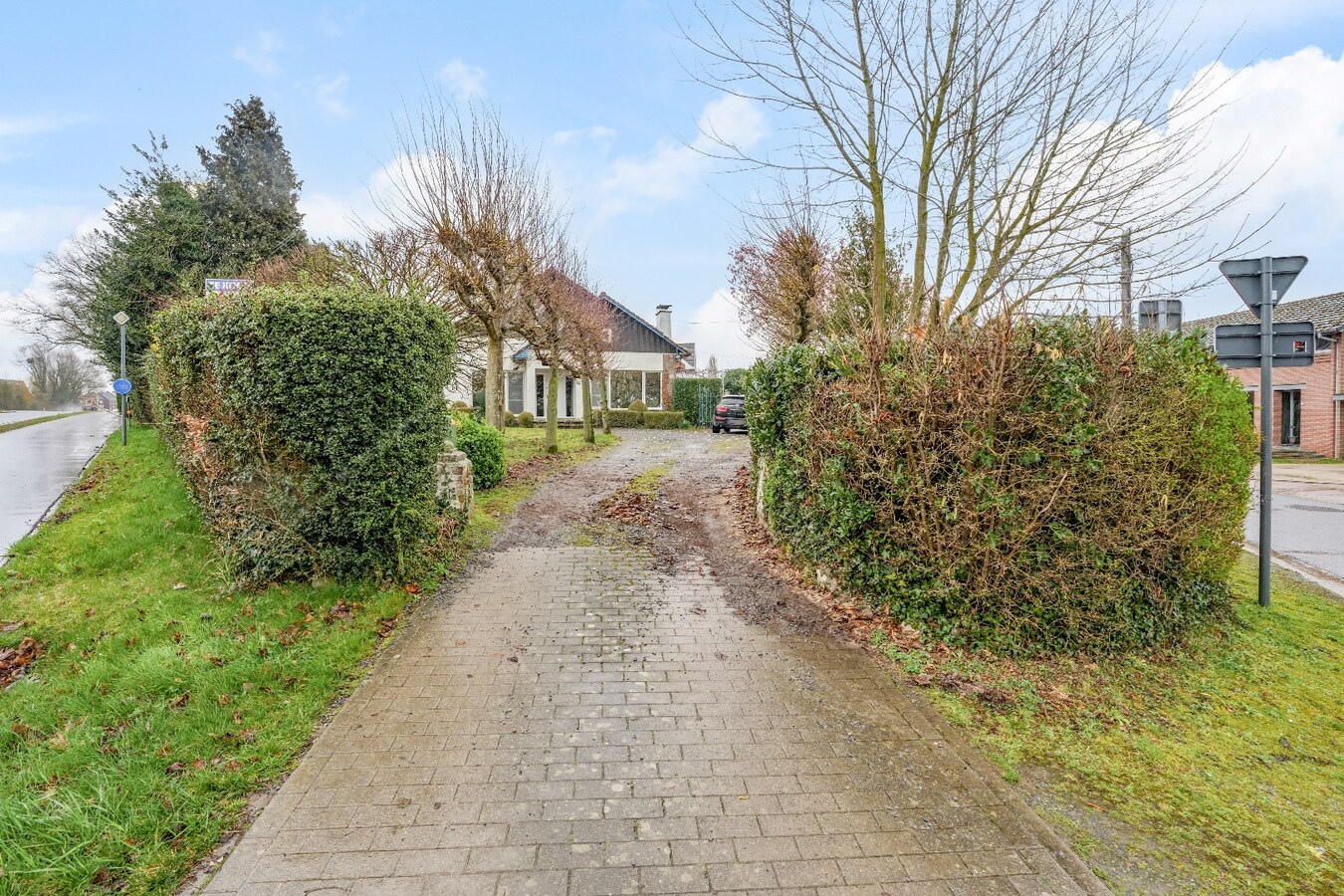 Op te knappen karakteristieke hoekwoning, 4 slpk, (EPC-label C) gelegen aan het Haspengouwse landschap. 