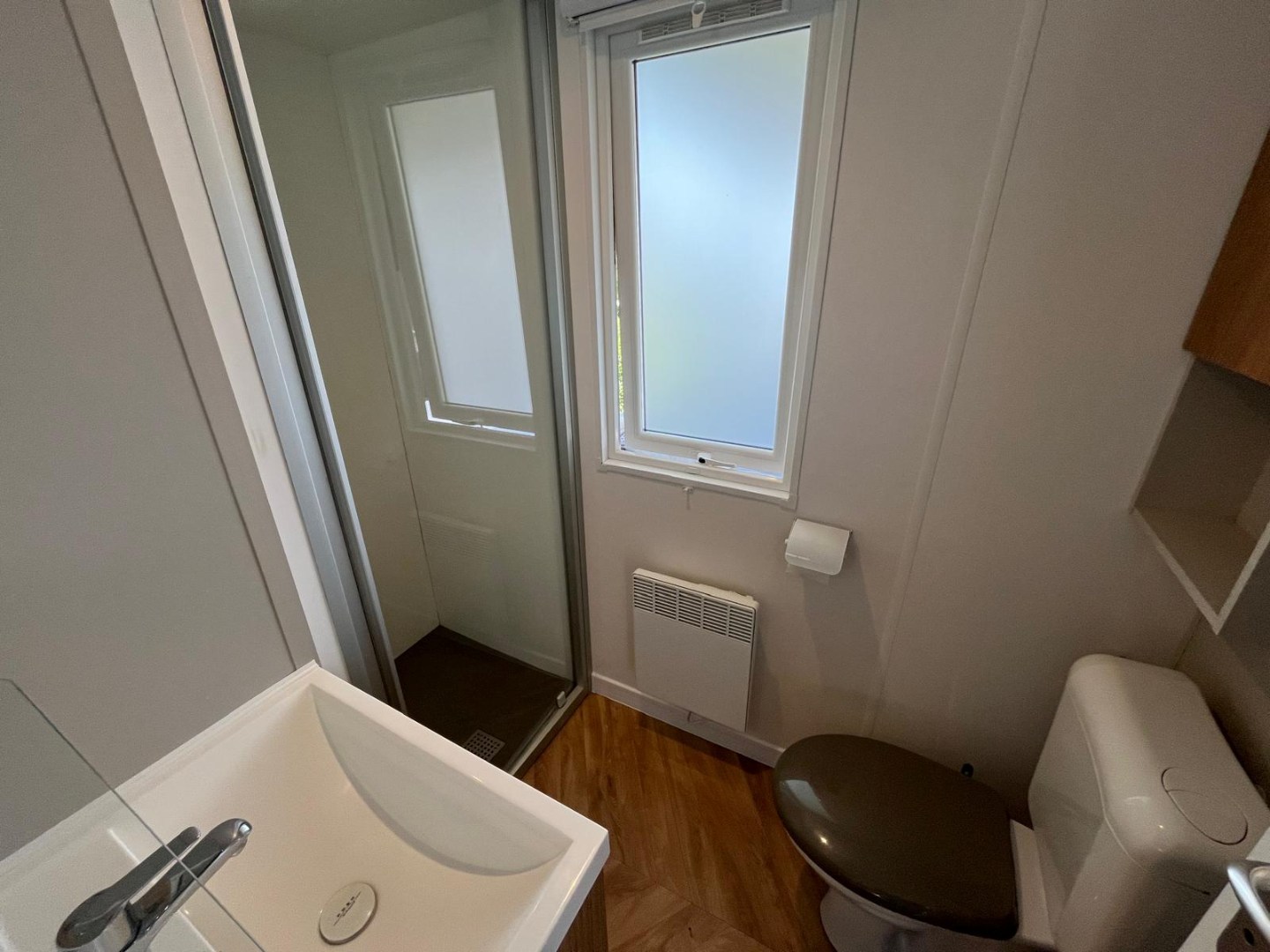 T.A. Makelaardij biedt aan – Chalet Z111-: Op een schitterende locatie in een goed verzorgd recreatiepark aan de kust van Walcheren bieden wij dit leuke chalet aan. 