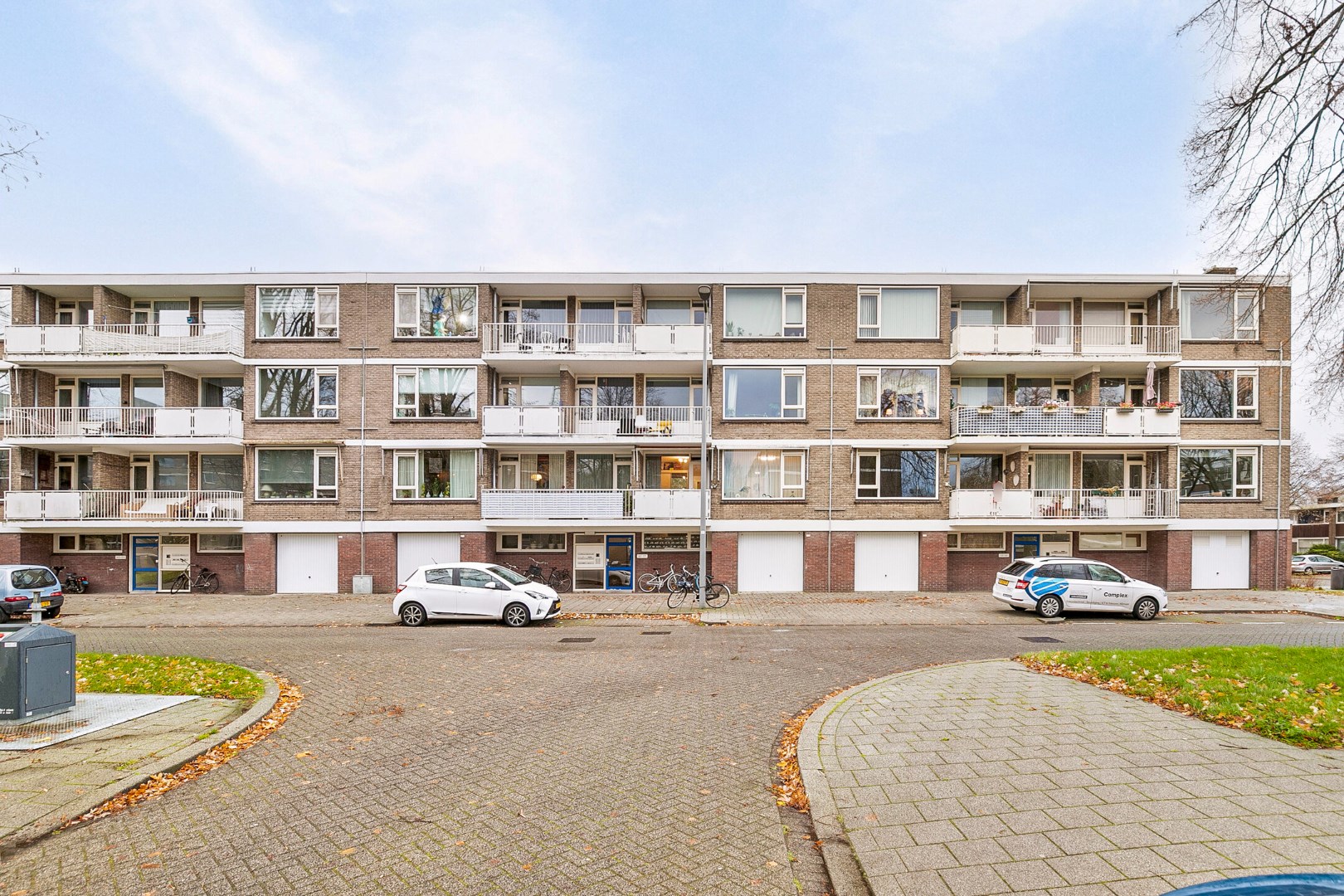 Instapklaar 3 kamer appartement op de 1e verdieping met keurige keuken en badkamer, balkon op het zuidoosten, berging in de onderbouw en gelegen op eigen grond. 