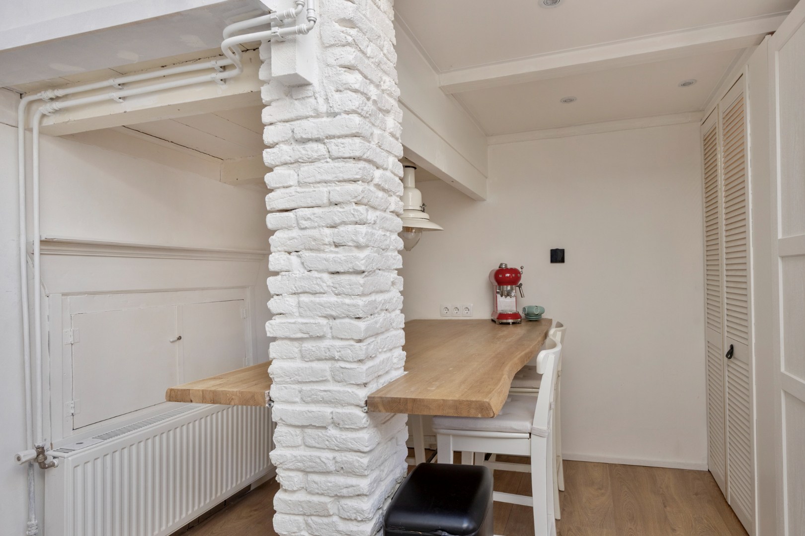 Sfeervol gerenoveerde dijkwoning met riante schuur. 