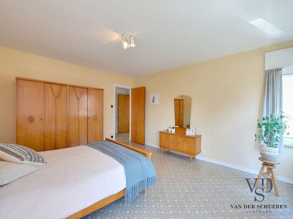 Degelijke woning met tuin en afz. garage. 