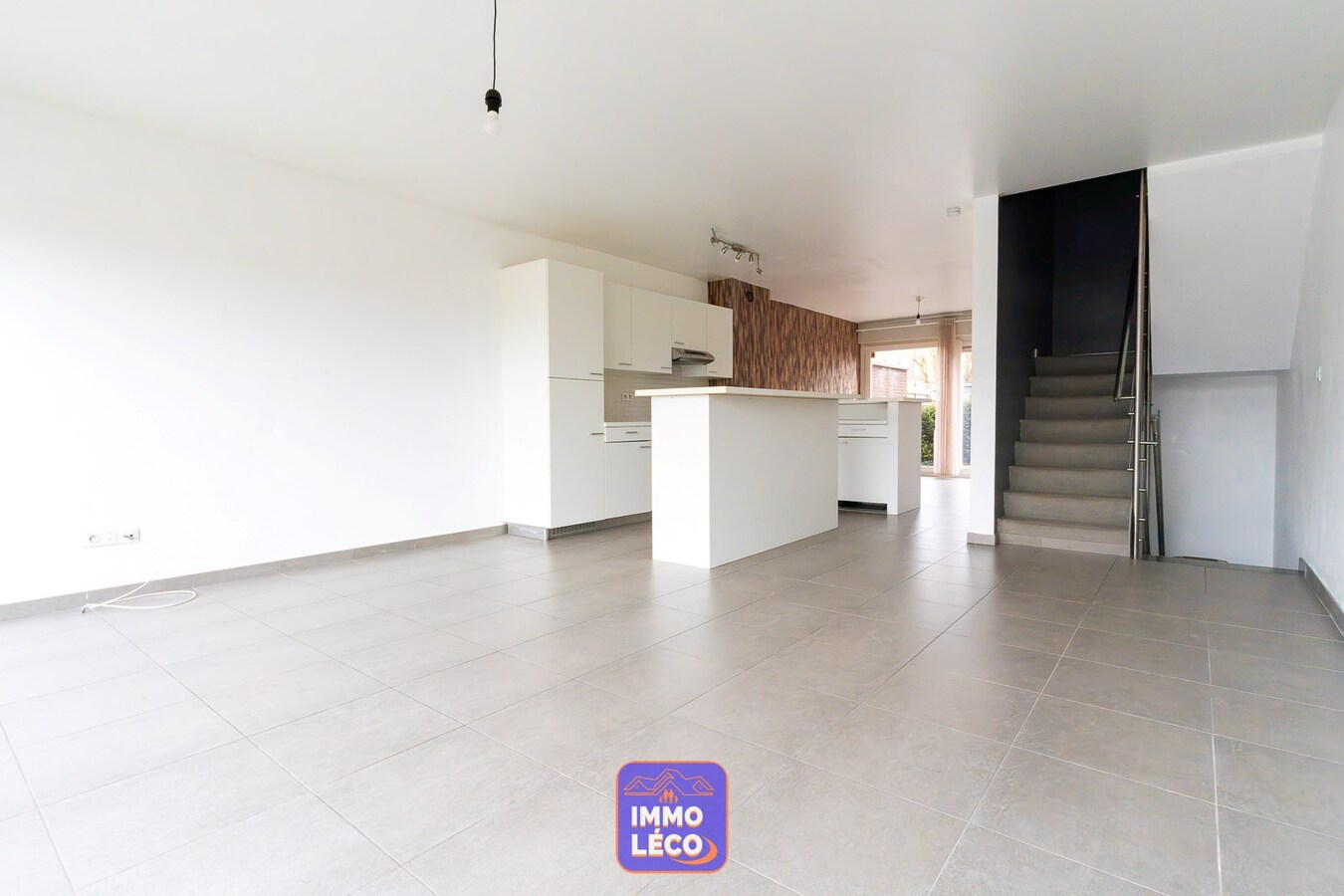 Maison moderne dans un lotissement avec parking 2 voit. &amp; jardin, proche de la Gare ! 