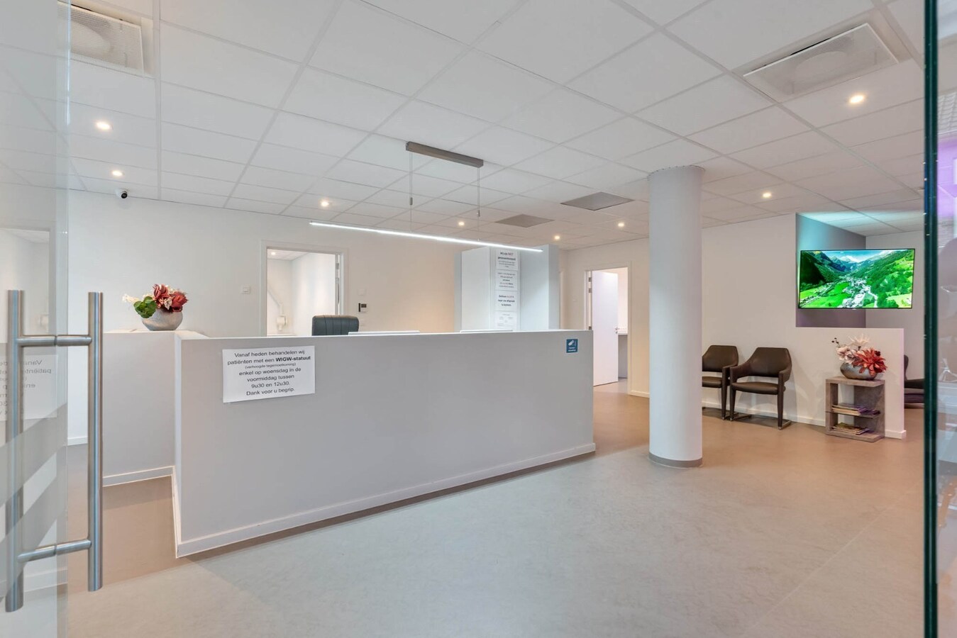 Ruim, zeer energiezuinig kantoor in het centrum van Neeroeteren met diverse mogelijkheden! 