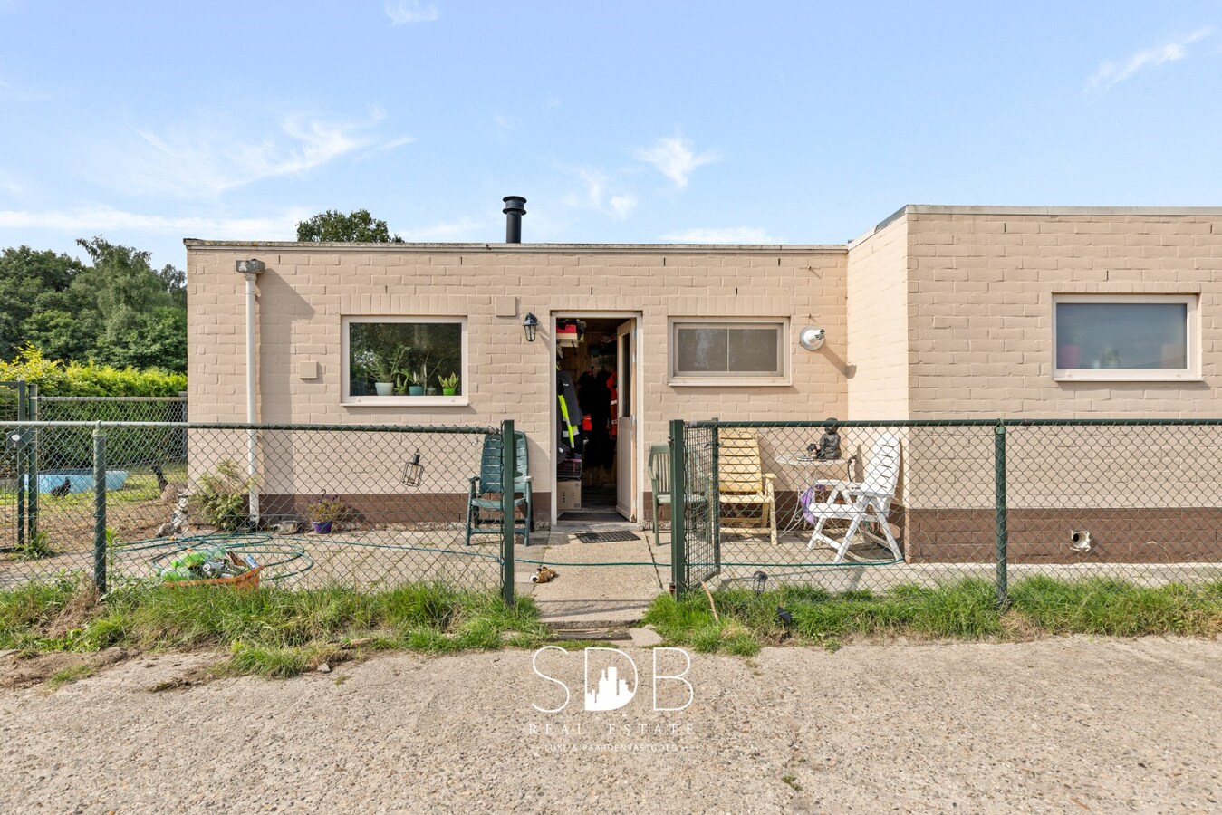 Boerderij met paardenfaciliteiten en graslanden op 14.490m² 