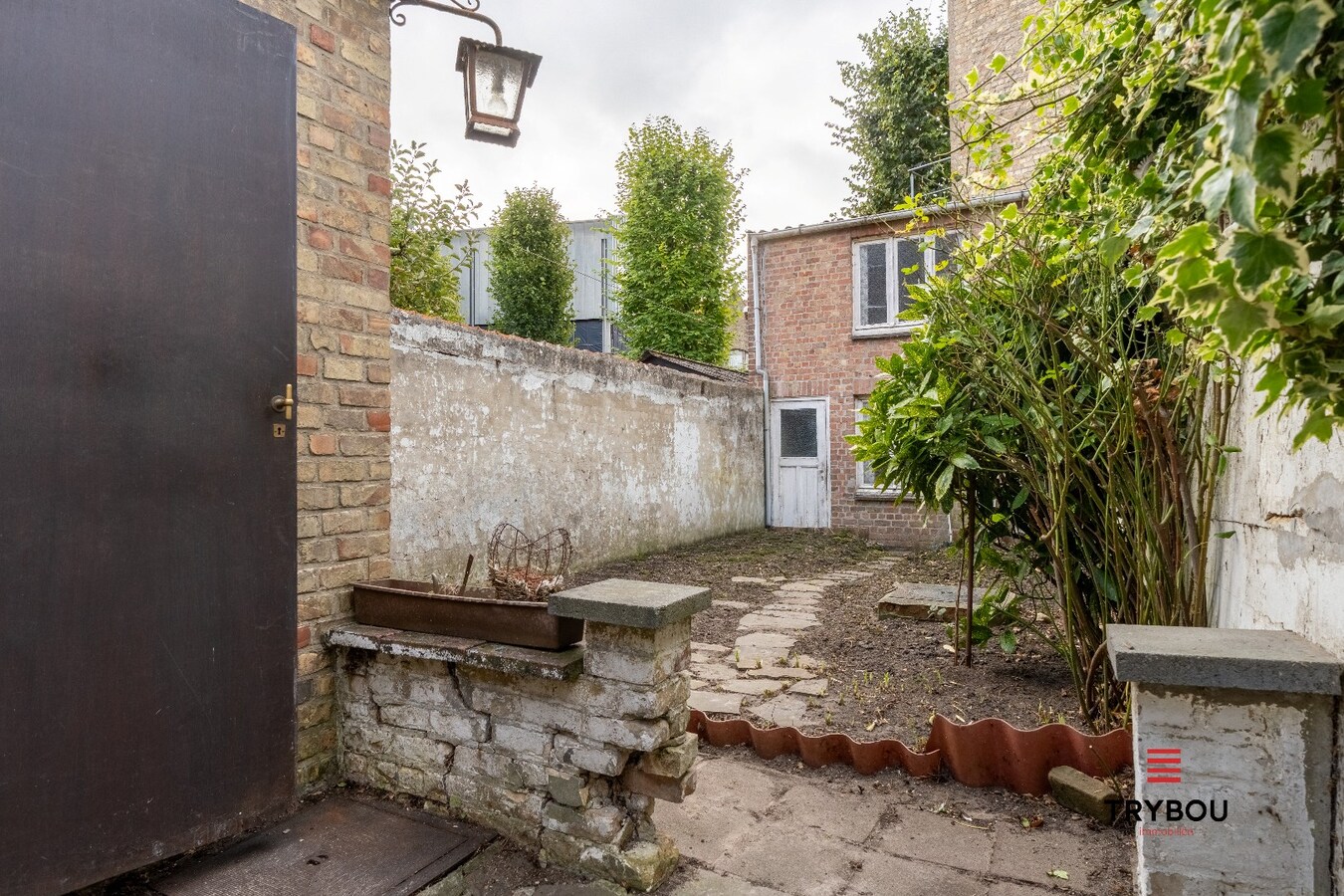 🏠 Te koop in het hart van Diksmuide – Woning met woon-winkelcombinatie en charmant stadstuintje 