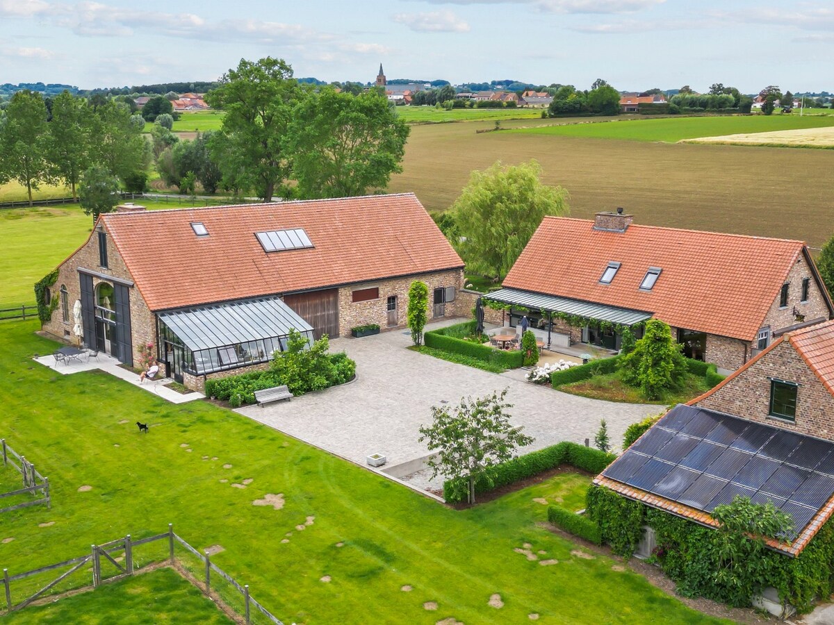 Unieke vierkantshoeve op toplocatie in Heuvelland te koop! 