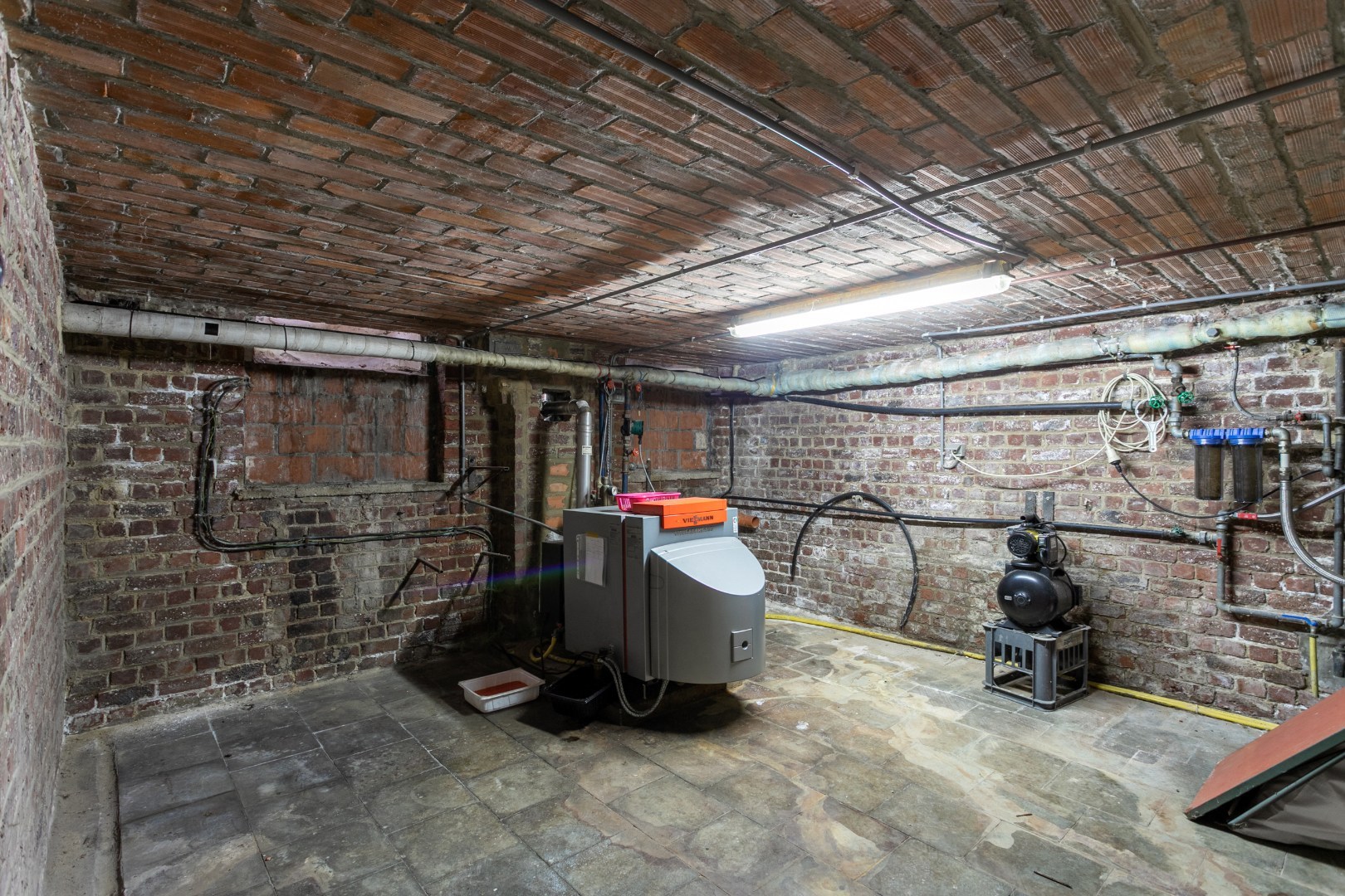 Ruime woning met naastgelegen bouwgrond en loods 