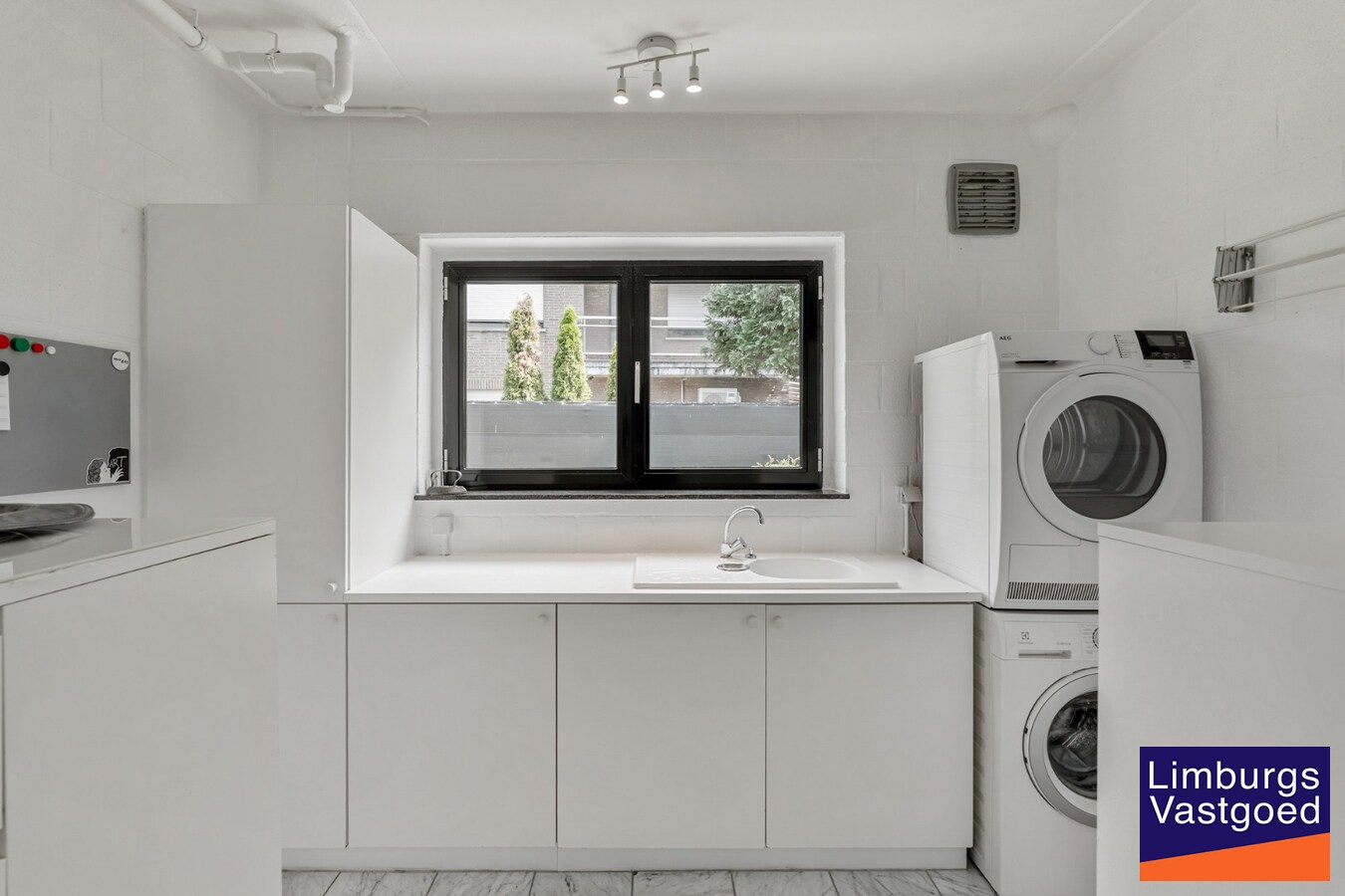 Moderne architectenwoning met mooie tuin en zwembad, 5 slaapkamers in Hasselt, OB op 8a12ca in doodlopende straat 