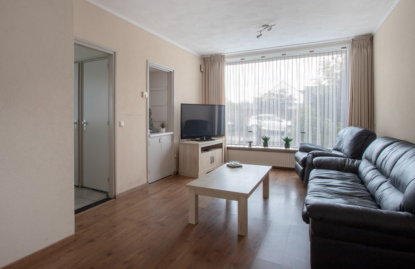 Tweekapper met vrijstaande garage en inrit gelegen op een hoekperceel in Reusel. 