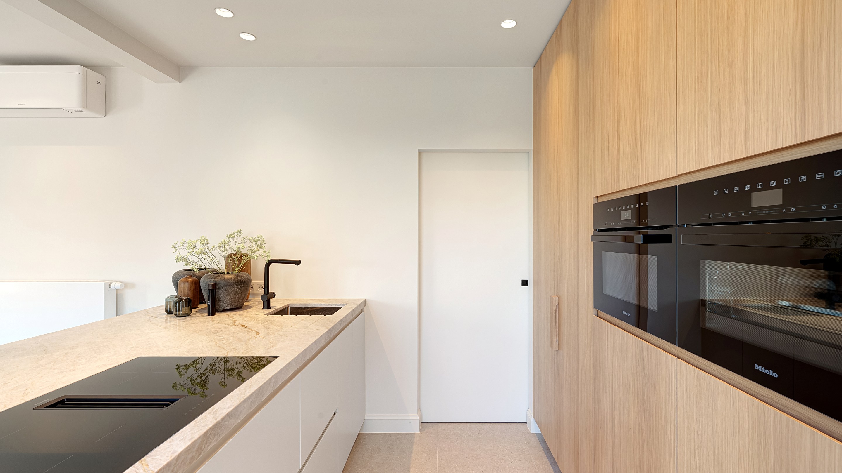 Op een uitmuntende locatie in Duinbergen, op wandelafstand van het strand en de duinen, bevindt zich deze prachtig en hoogwaardig gerenoveerde koppelvilla. 