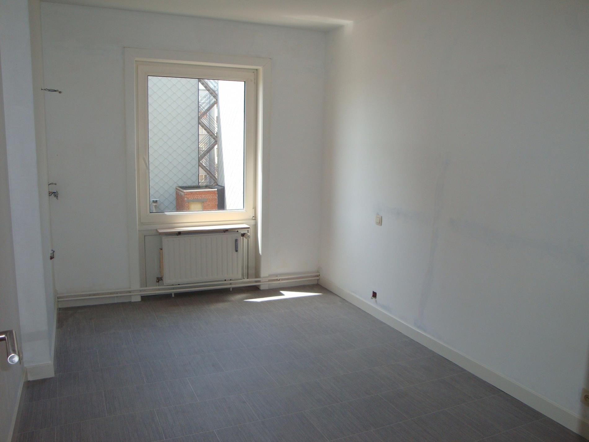 Voll. gerenoveerd 3-slpk HOEKapp. op 7e verd. met havenzicht 