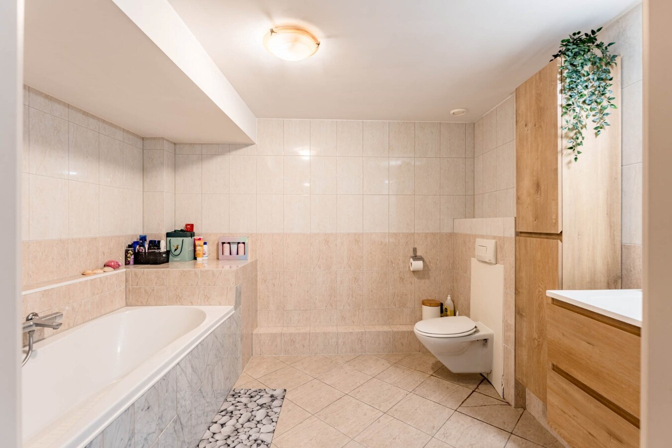 Comfortabel appartement op de 2de verdieping van een kleinschalige residentie op een steenworp van de historische markt! 
