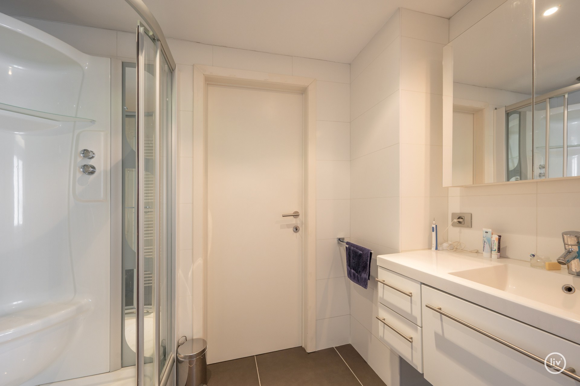 Instapklaar 2-slaapkamerappartement  gelegen te Piers de Raveschootlaan, vlakbij de Lippenslaan. 