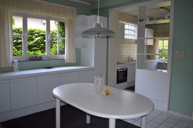 Te strippen / nieuw te bouwen woning en bijgebouwen op 906m² commercieel gelegen te Eeklo 