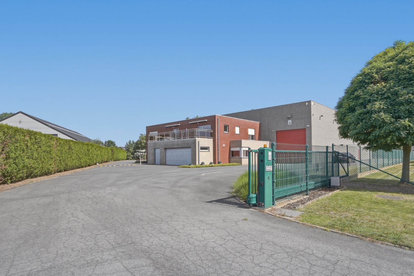 Bedrijfswoning met ruime loods van ca. 1.530 m² in de ambachtelijke zone van Eernegem 