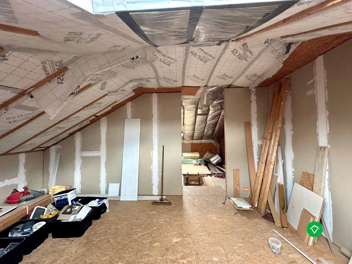 Ruim duplexappartement met terras en garage nabij centrum Roeselare 