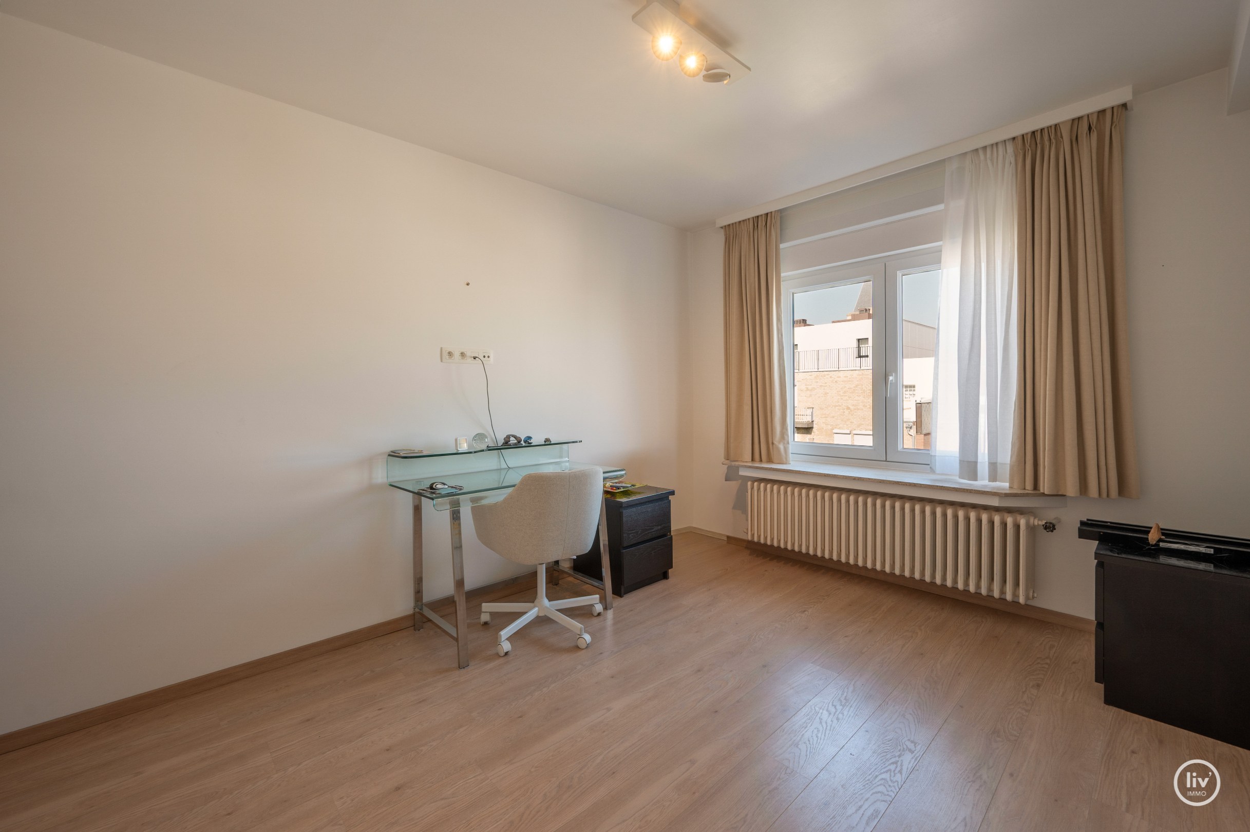 Lichtrijk dakappartement op wandelafstand van de zeedijk-Albertstrand met mogelijkheid tot aankoop van een inpandige garagebox (gelijkvloers). 