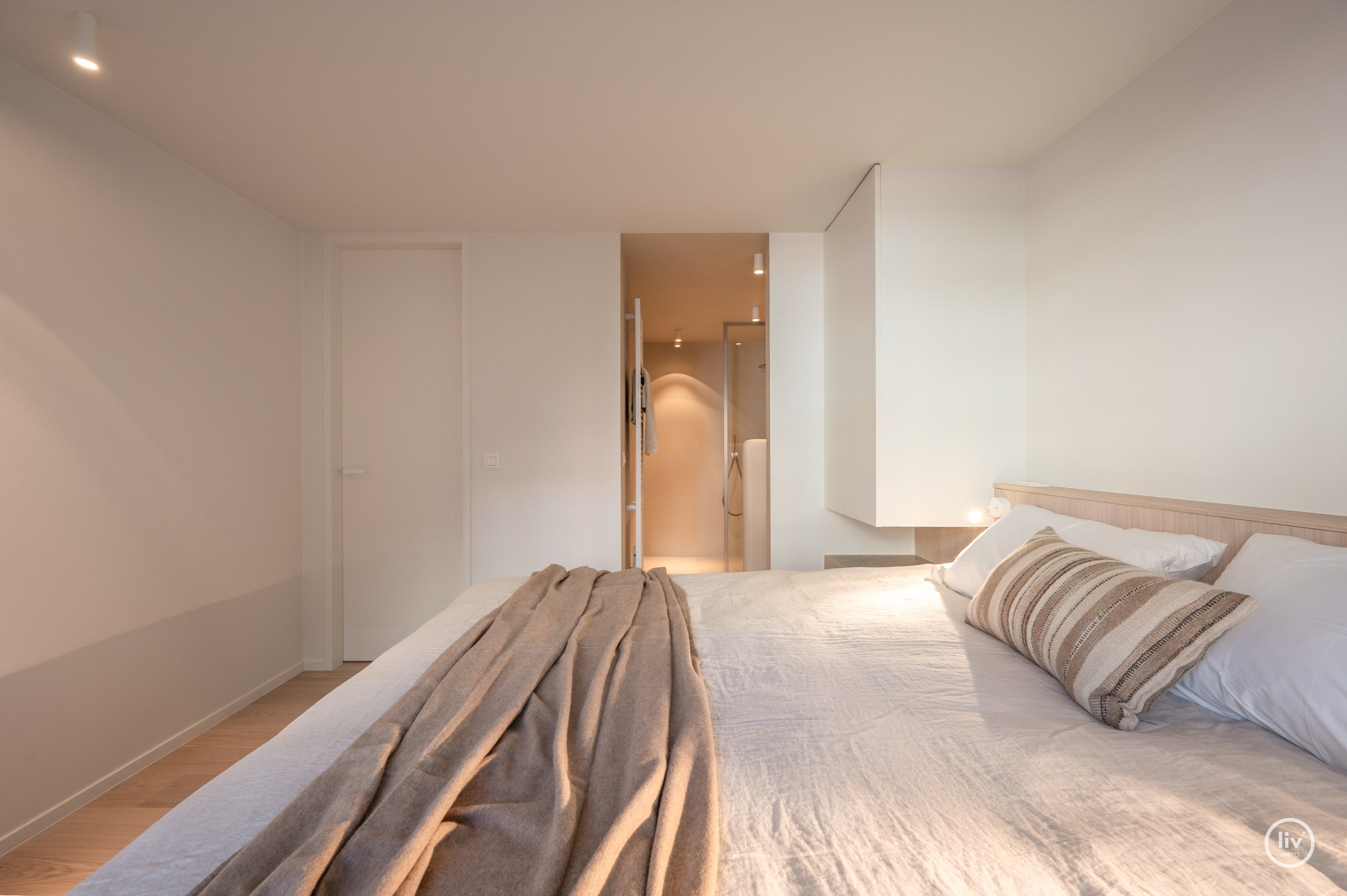 Appartement de luxe entièrement rénové de 3 chambres situé sur l'avenue Parmentier, à proximité de la digue. 