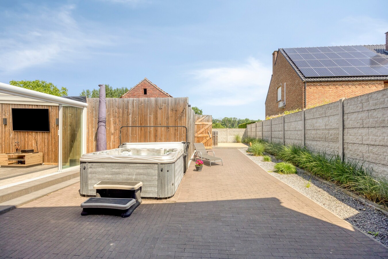 Charmant Leut : eigendom opgedeeld in 2 appartementen. Veranda,  2 garages. 