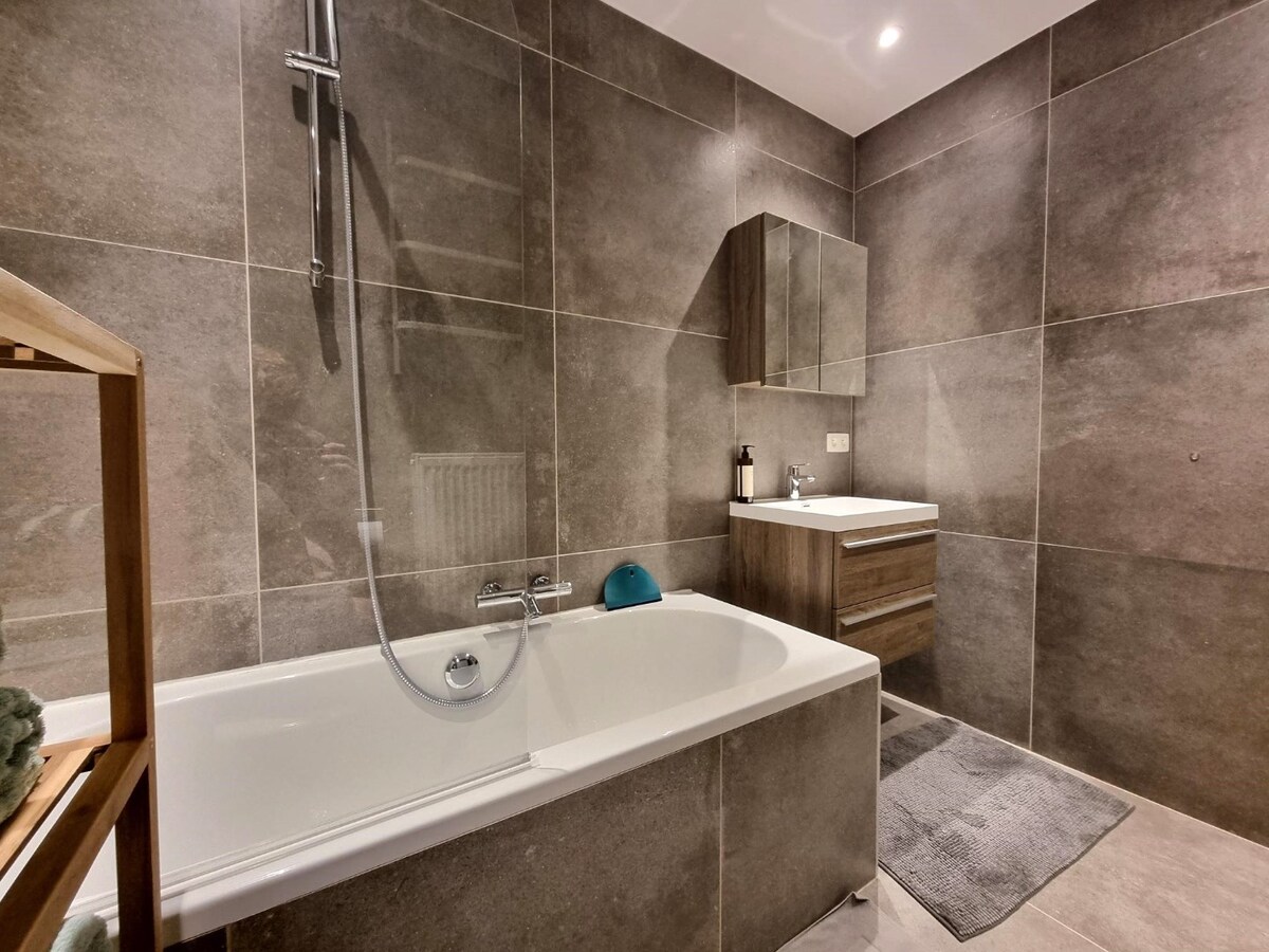 Knap gerenoveerd, zeer lichtrijk hoekappartement te Heist 