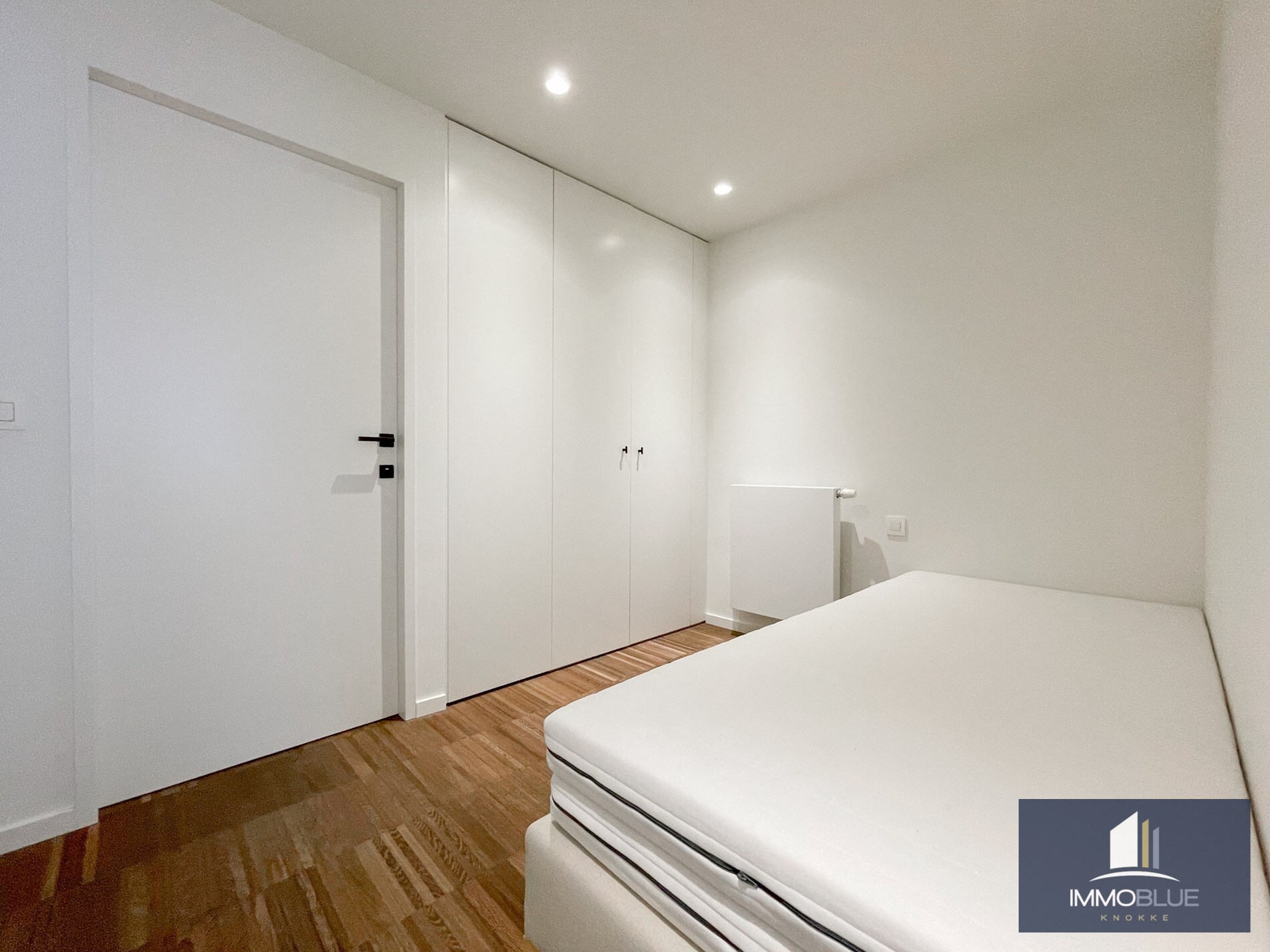 Stijlvol, instapklaar appartement met een ruim terras gelegen aan het Lichttorenplein op enkele passen van de zee. 