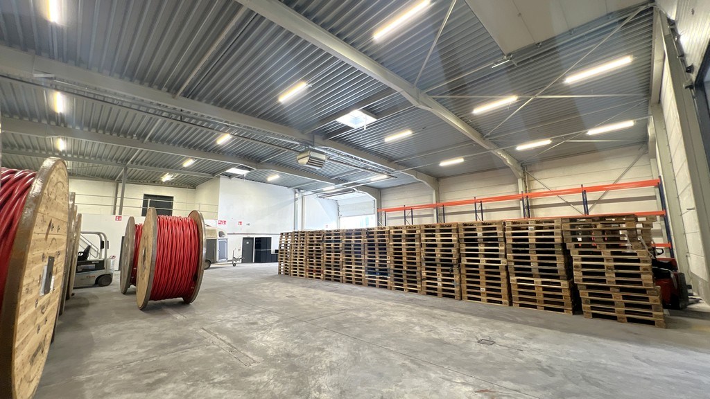 Bedrijfspand te huur in bedrijvenzone vlakbij E17 in Lokeren