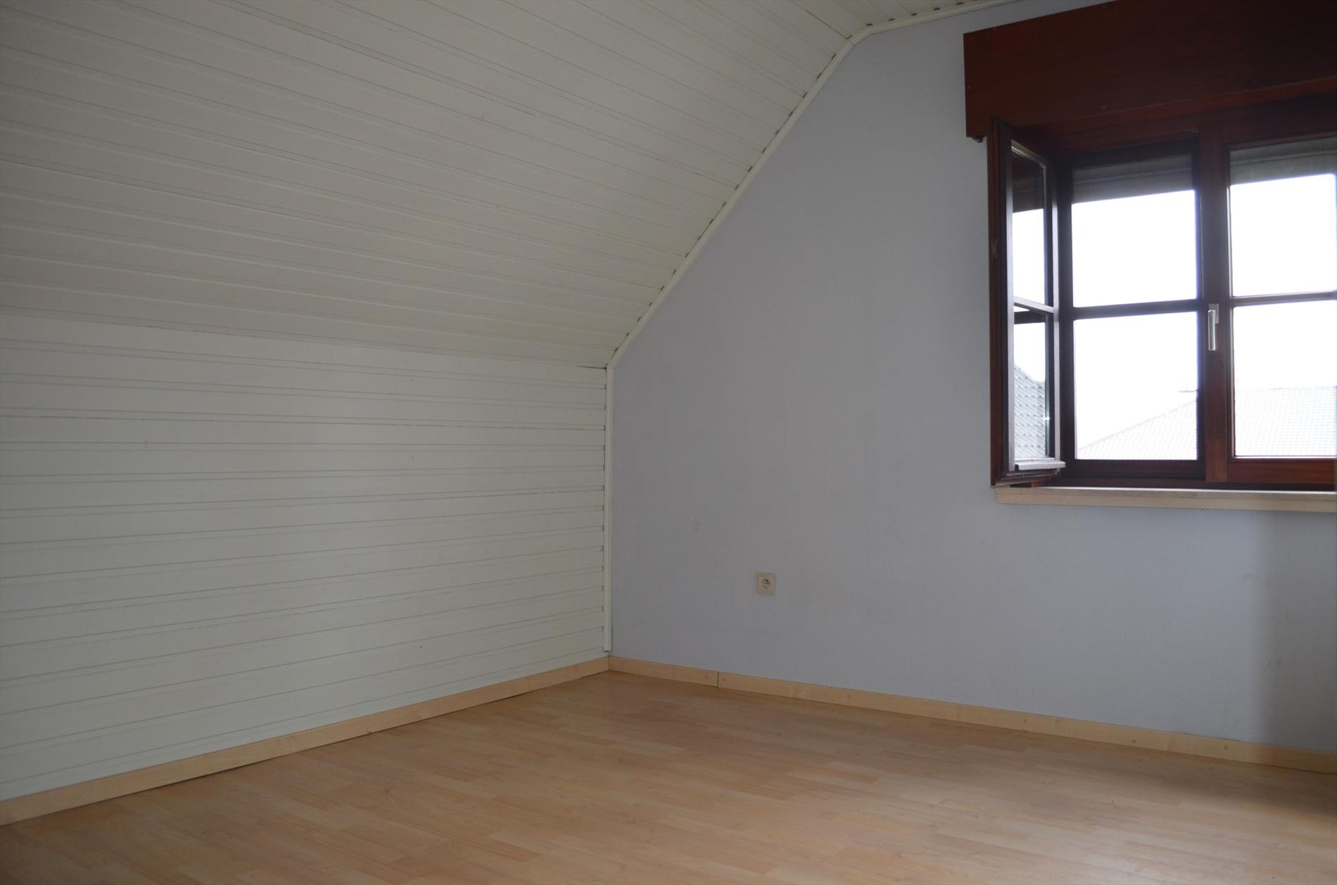 Gezinswoning met 3 slpks, veranda, garage &amp; tuin te Sint-Jan-In-Eremo 