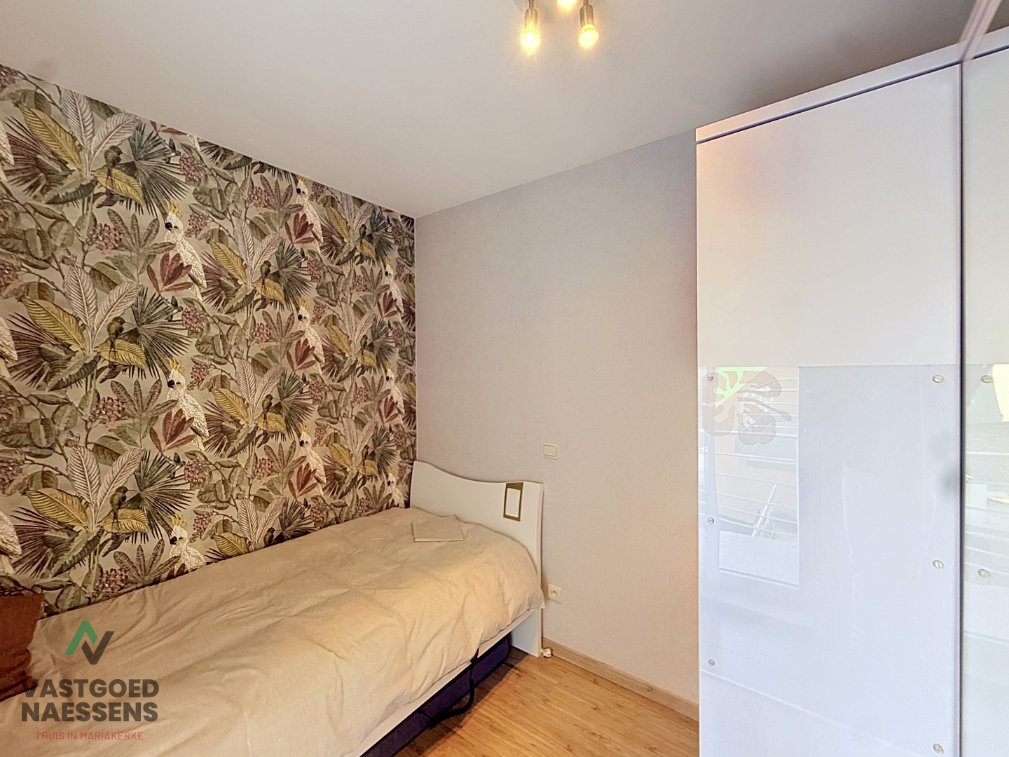 Prêt à emménager et ensoleillé appartement de 2 chambres dans une résidence jeune. 