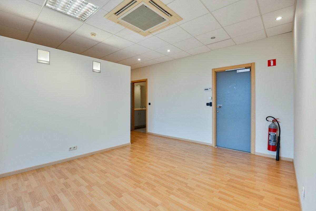 Kantoor te koop in het industriepark te Haasrode/Heverlee met 14 parkings - opp. 626 m² - verkoop van aandelen 